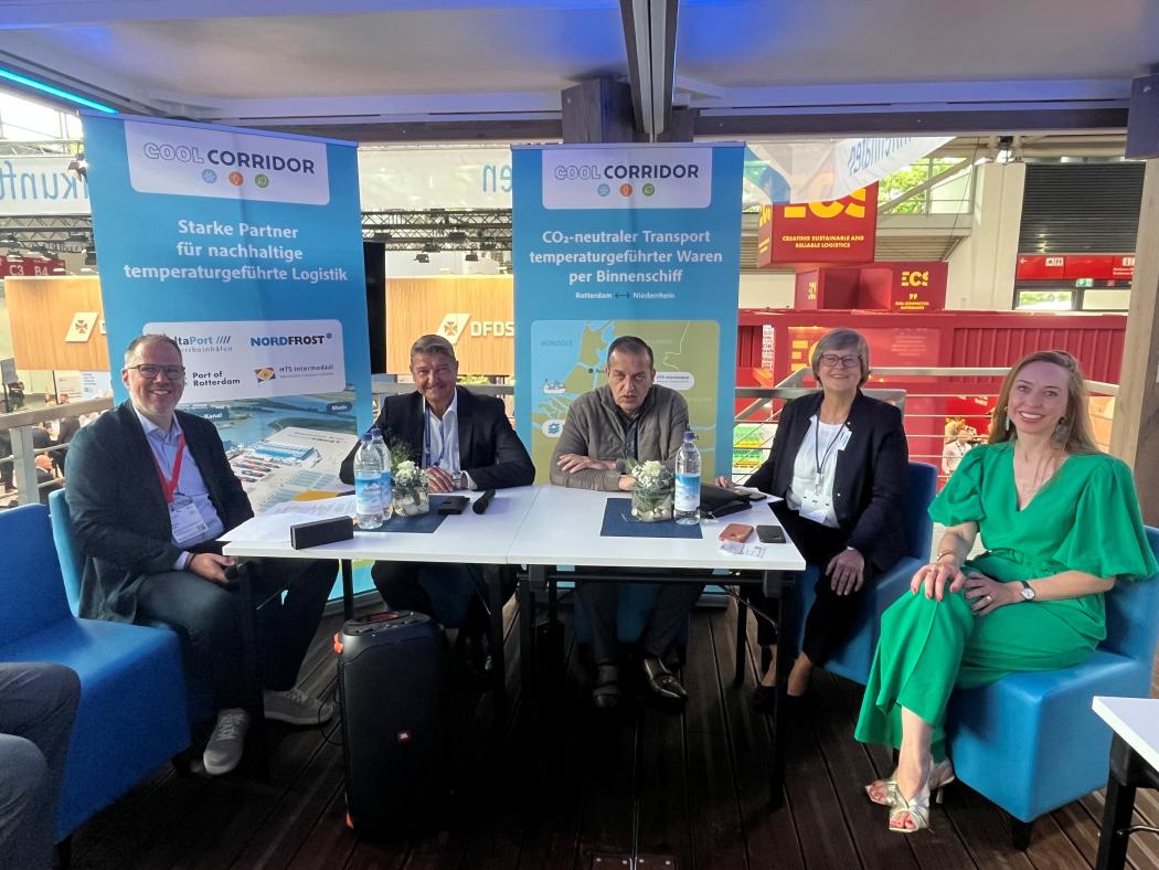 Ont discuté de la sécurité de l'approvisionnement, de la résilience et d'une alimentation durable et respectueuse du climat de la population (de gauche à droite) : Gunnar Platz (Planco Consulting GmbH) qui a animé la session dynamique, Andreas Stolte (directeur général de DeltaPort Niederrheinhäfen GmbH), Henk Heuvelman (directeur général du groupe HTS en tant qu'exploitant du bateau fluvial à hydrogène Letitia), Britta Bartels (associée gérante de Nordfrost) et Hanna Stelzel (directrice du secteur conteneu