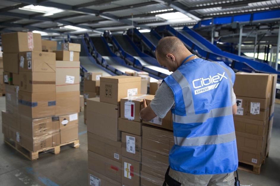 Ciblex exploite un réseau logistique international avec 125 succursales et dépôts et propose des services de messagerie express spécialisés pour divers secteurs, notamment la santé, l'optique, l'automobile, l'industrie, le commerce de détail et les produits sensibles. | Image : Ciblex