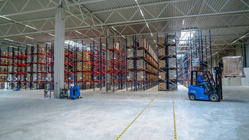 Shorter, logically structured warehouse routes enable employees to reach goods more quickly and reduce unnecessary detours. | Image: Topregal