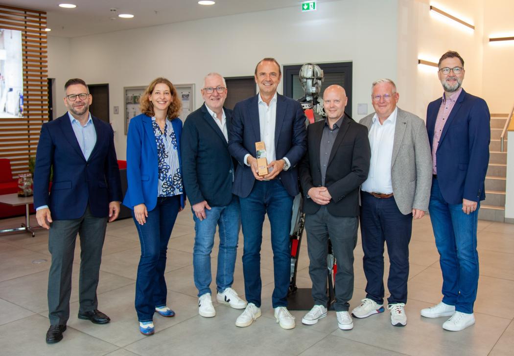Lors de la remise du prix étaient présents (de gauche à droite) : Philipp Hess (Directeur des Ventes Globales), Nicole Puschmann (Directrice de la Division Excellence Opérationnelle Globale), Ulrich Wiedemuth (Directeur Commercial du Groupe), Karsten Schüßler-Bilstein (Directeur Général), tous de la Bilstein Group; Ingo Reiff (Directeur Général), Kai Ballsieper (Directeur Général) et Oliver Theis (Directeur Commercial Régional Europe Centrale), tous de Global One Automotive. | Image : Bilstein Group.