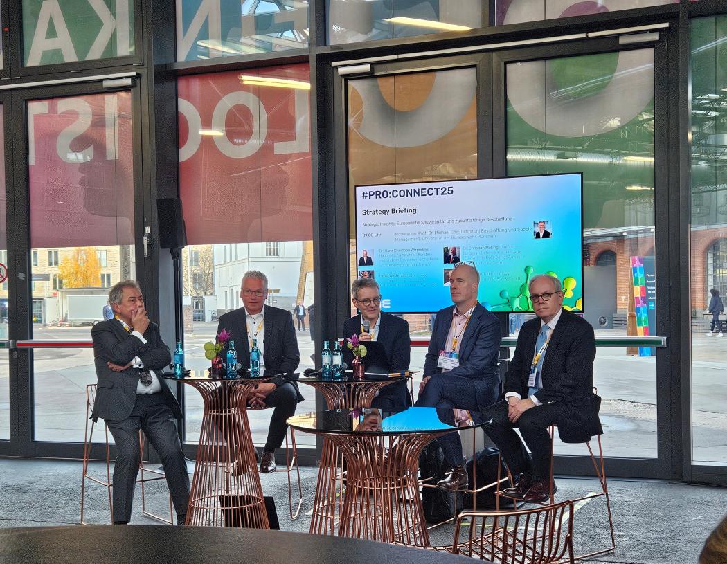 Discussed military supply chains: Heinz Oestervoß (KNDS), Frank Ohle (NVL), Prof. Dr. Michael Eßig (University of the Bundeswehr), Dr. Christian Mölling (European Defence in a New Age) and Dr. Hans Christoph Atzpodien (BDSV). (Photo: Meitinger)