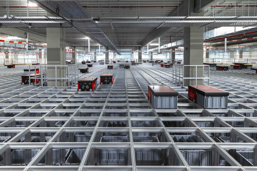 In the shafts of the two aluminum grids, connected by over three fire doors, the so-called "Grids," the AutoStore system from Element Logic at Breuninger offers more than 200,000 container locations on a total storage area of 5,400 square meters. (Image: Element Logic)