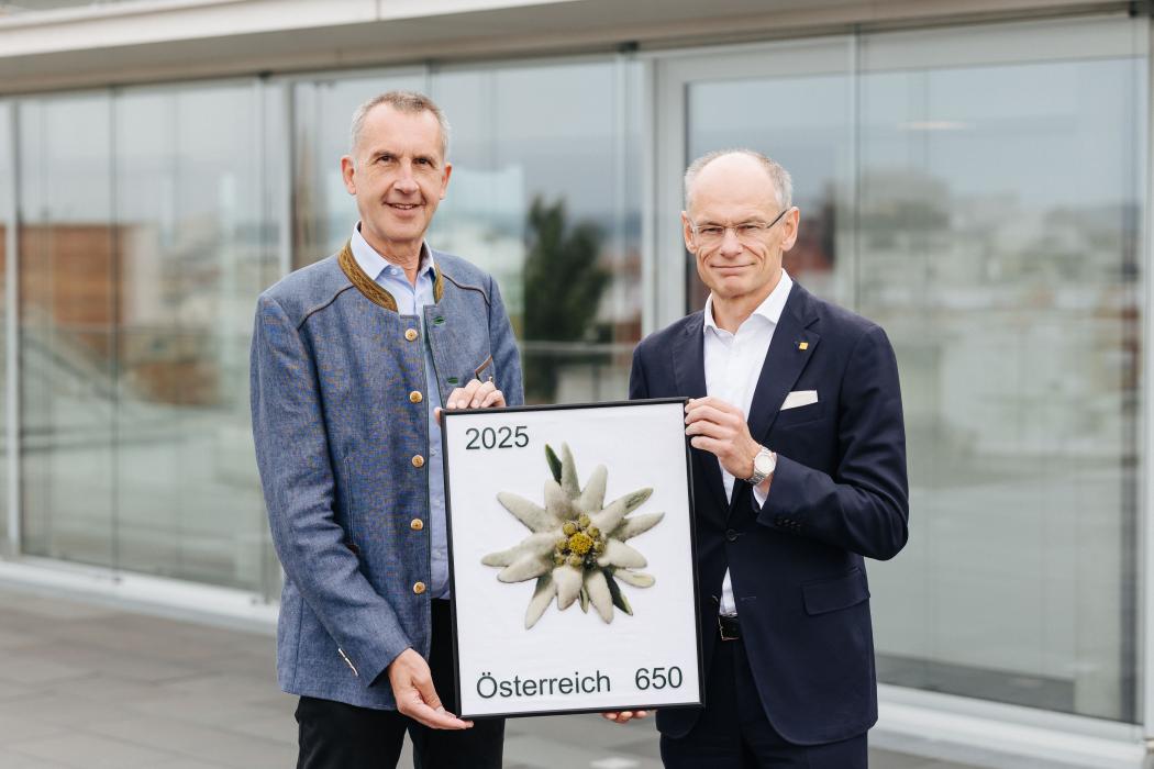 Wolfgang Schnabl (left), President of the Austrian Alpine Club, and Walter Oblin, General Director of Austrian Post AG, at the presentation of the stamp "Edelweiß reloaded". (Photo: Austrian Post)