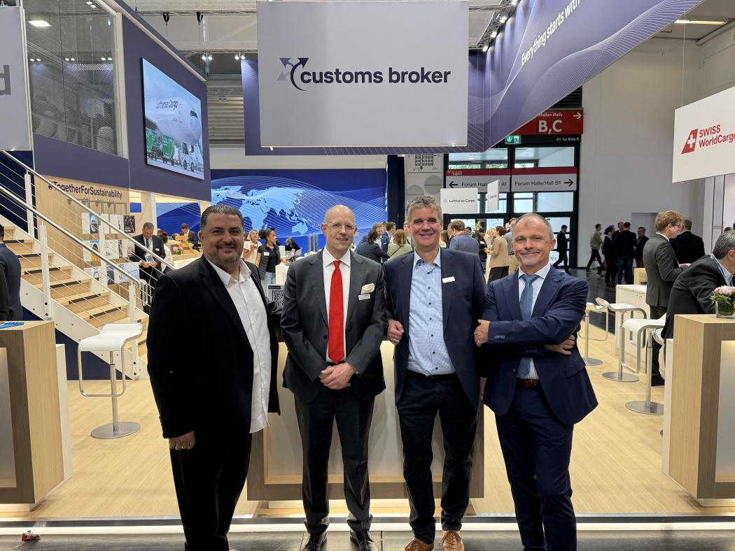 De izquierda a derecha: Murat Odabas (CB Customs Broker), Patrik Tschirch (LUG aircargo handling), Marcus Hoffmann-Rothe (LUG aircargo handling) y Uwe Glunz (CB Customs Broker). (Imagen: CB Customs Broker)