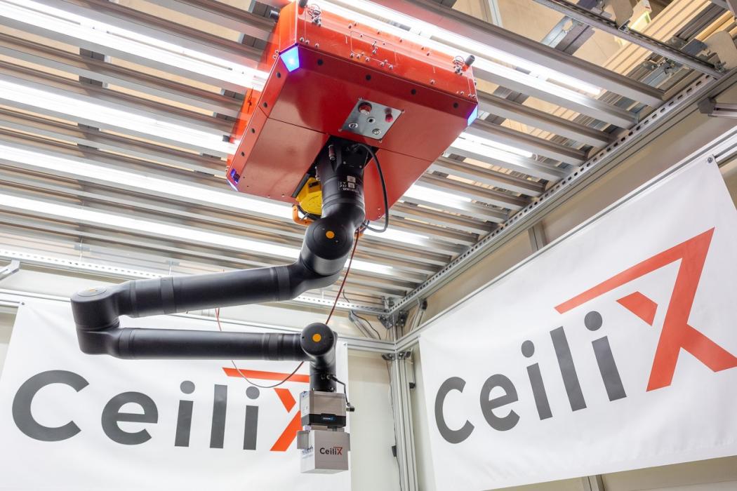 The omnidirectional ceiling cobot in action. (Image: CeiliX)