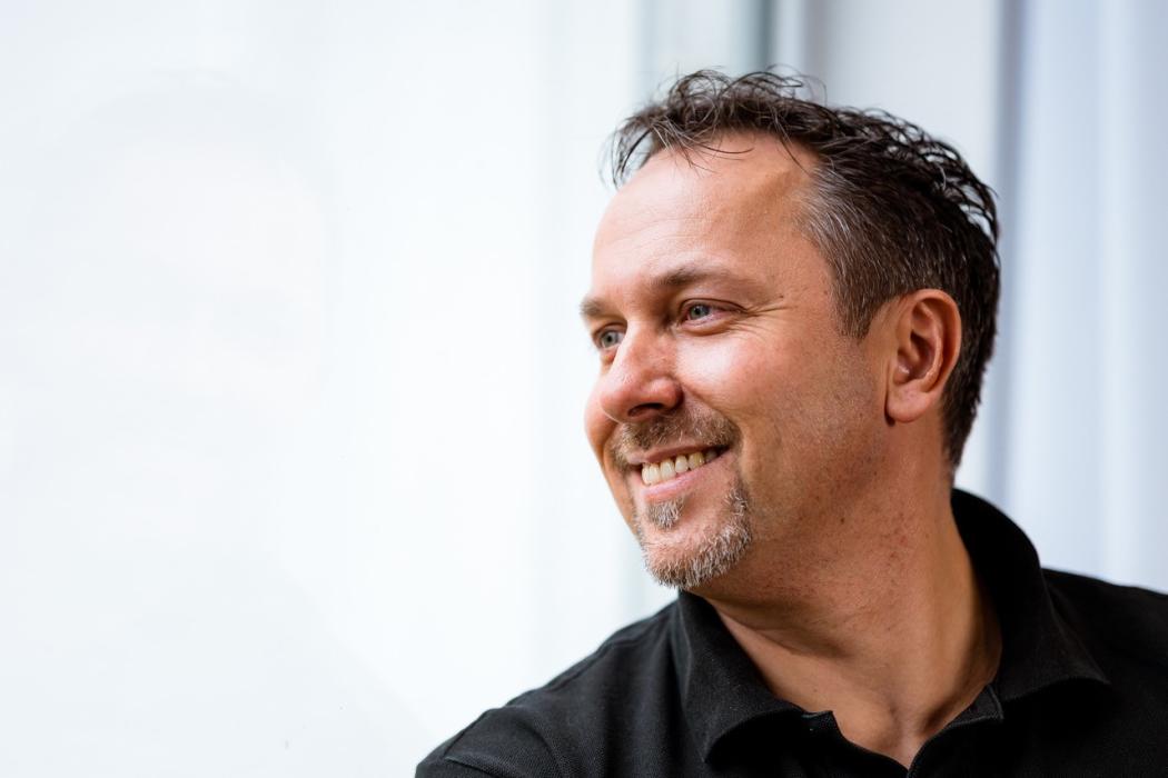 In October, HUSS-VERLAG will publish a book whose title “From Misfortune to the Leader” is uncompromisingly honest about where many areas of logistics are stuck: in real leadership. We spoke with the author Christian Schmid about responsibility, excuses, and why delegating alone is not a recipe for success. | Image: Christian Schmid