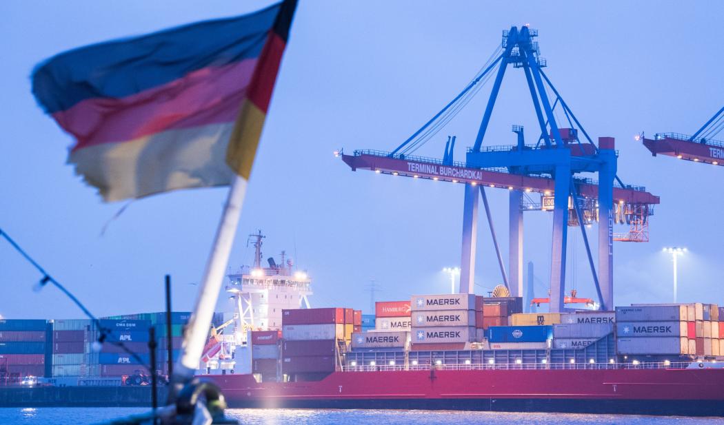 A container ship is moored at the Burchardkai terminal in the Port of Hamburg in 2022. (Photo: Daniel Bockwoldt/dpa)