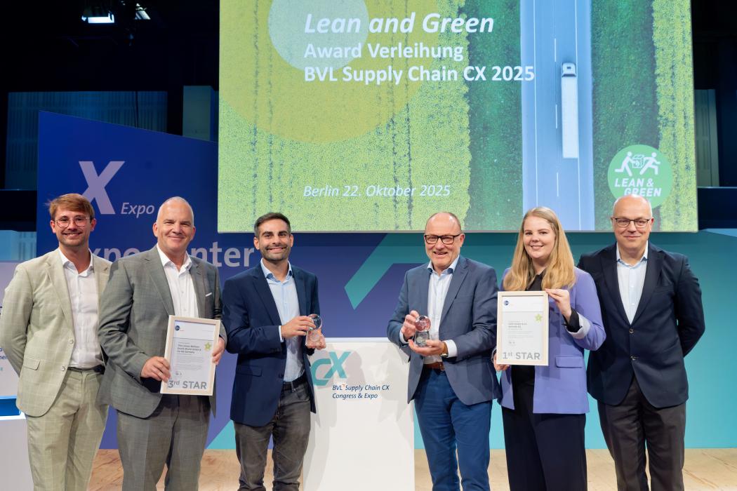 Lean and Green Award for Lorenz and Hipp at the Supply Chain CX in Berlin (from left to right): Aljoscha Rix (GS1 Germany), Stefan Bender (Lorenz), Bernard Magin (Lorenz), Dr. Peter Gebhard (Hipp), Anna Ostermeier (Hipp), Ingo Wolters (GS1 Germany). (Photo: BVL / Thomas Rafalzyk)