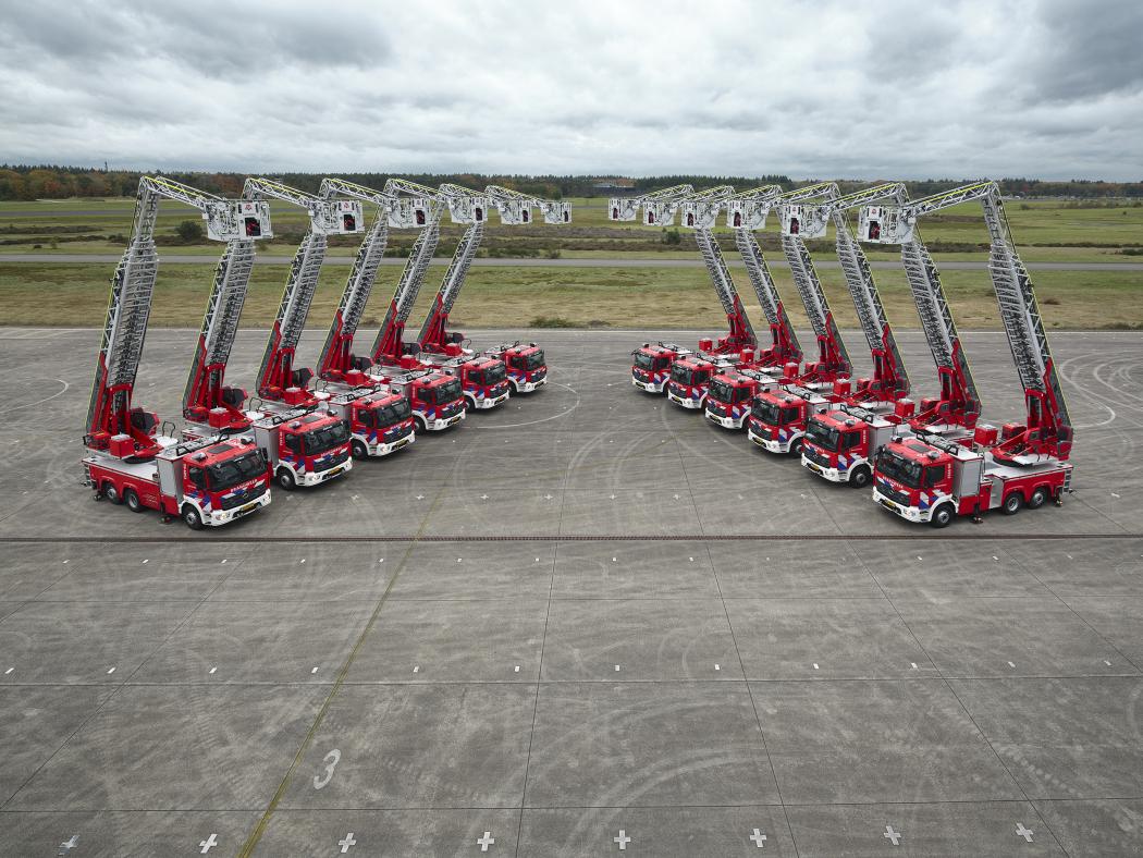 Twelve Mercedes-Benz Atego vehicles converted into special fire brigade vehicles are ready for deployment in narrow Dutch old town alleys. The five-part ladder sets allow for an operational height of 34 meters. | Image: Paul Nutzfahrzeuge.