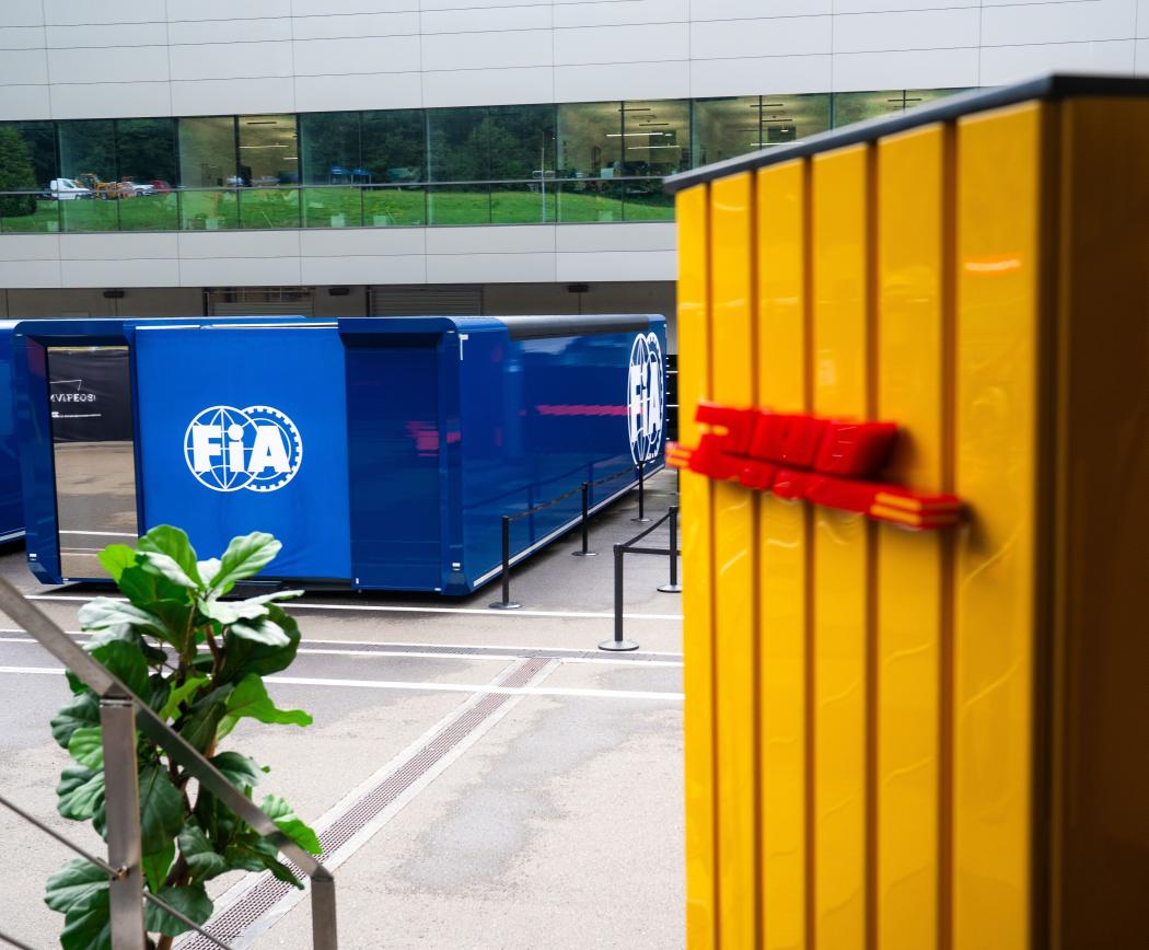 DHL chce wykorzystywać ciężarówki napędzane uwodornionym olejem roślinnym do transportu w Europie. Foto: DHL Group