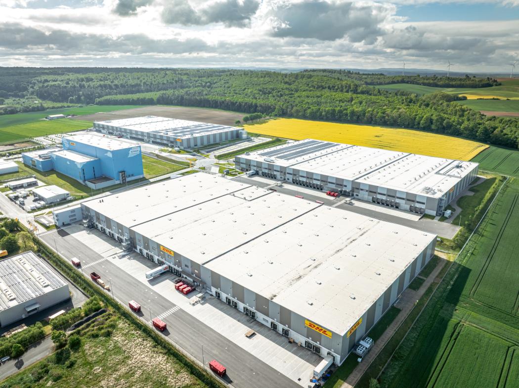 The new DHL Health Logistics Campus in Florstadt from the air: With its specialized warehouses and state-of-the-art infrastructure, it is intended to function as one of Europe's major pharmaceutical hubs. (Photo: DHL)