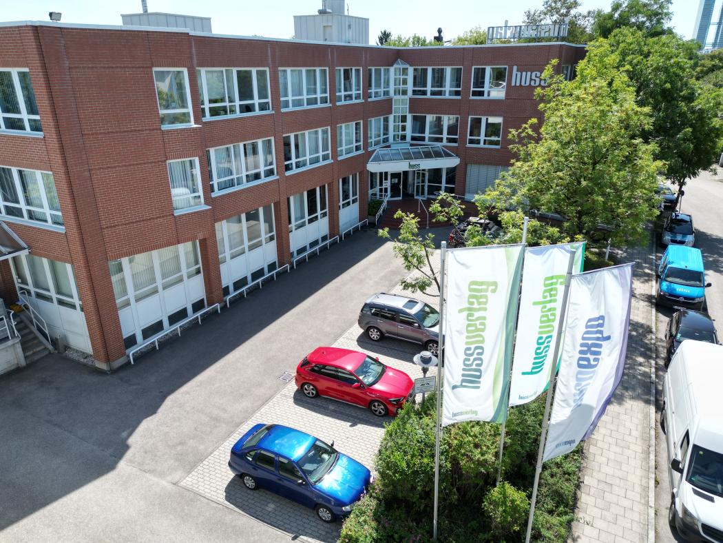 In 1986, HUSS VERLAG moved from the cramped premises on Friedrichstraße to the newly built publishing and printing building at Joseph-Dollinger-Bogen, the company's current headquarters. | Image: HUSS VERLAG.