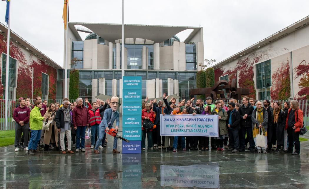 The organizers of the petition, together with a cardboard Chancellor, place emphasis on their stance in front of the Federal Chancellery. (Image: Initiative Lieferkettengesetz)