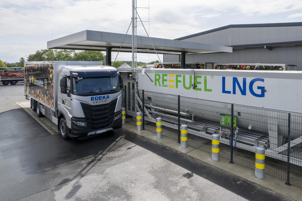 Edeka Minden-Hannover : Vue sur la station-service de bio-GNL REEFUEL à Mittenwalde. (Photo : Thomas Meinicke/Edeka Minden-Hannover)