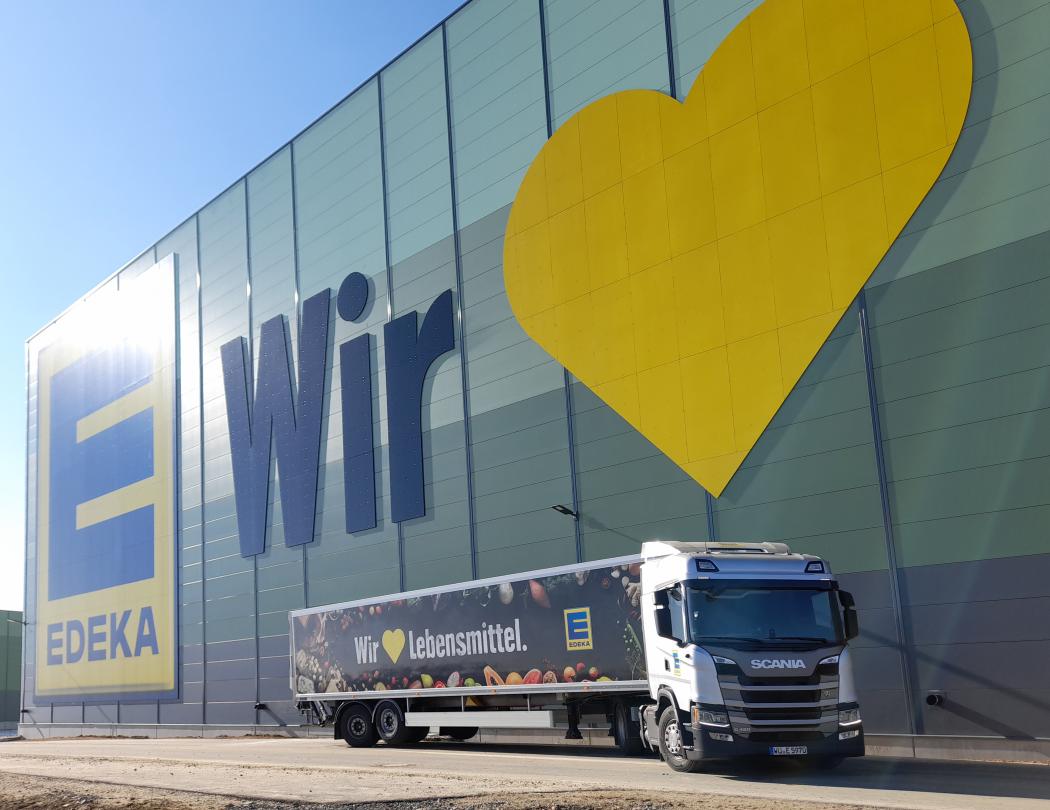In the future with bio-CNG on the road: Edeka Nordbayern-Sachsen-Thüringen has decided on CNG trucks and is working with OG Clean Fuels for this purpose. The fleet conversion begins at the new logistics center at the Marktredwitz location – where the first vehicles are already in use. (Photo: Edeka/tu)