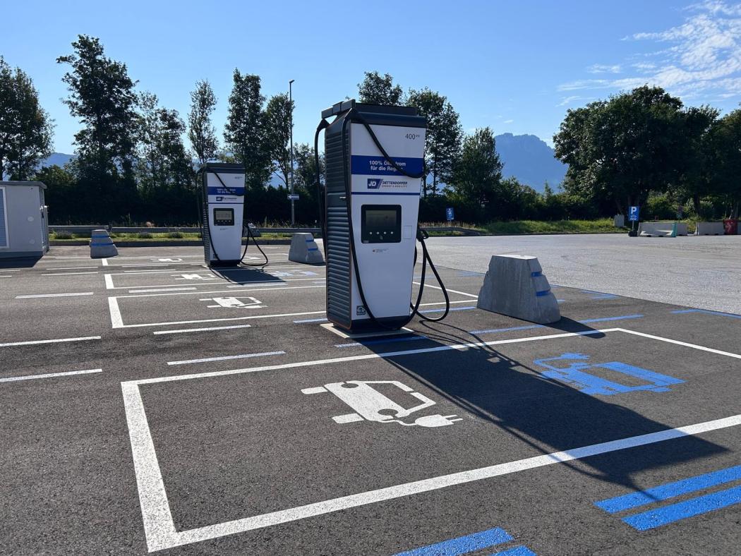 Rapid charging infrastructure at the transport hub: The location near the A93 is part of a growing European supply network. (Photo: DKV Mobility)