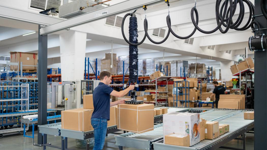 Relief for staff in the outbound goods area: With Timmer's 'quickLIFT', heavy or awkward cartons can be moved more easily from ENO Telecom's electronics bulk warehouse. | Photo: Timmer GmbH