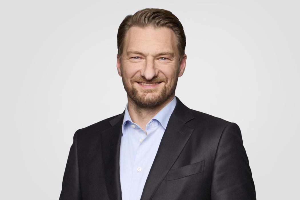 The managing partner of DFI Real Estate, Andreas Fleischer, christens a new logistics real estate developer in Düsseldorf. (Photo: Eqvance)