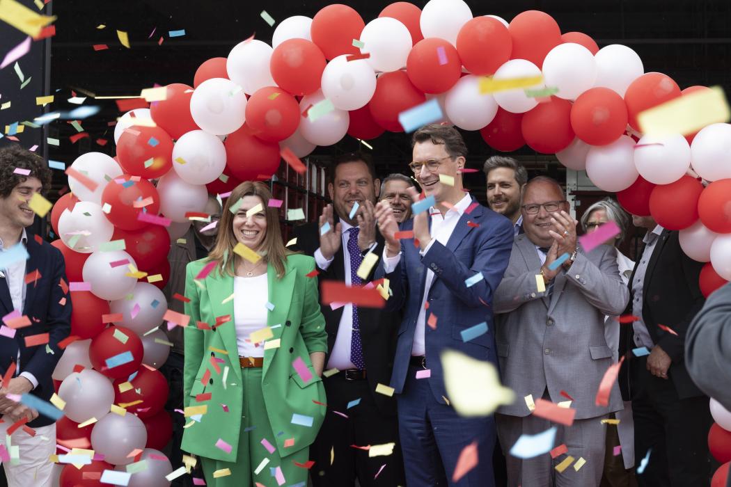 El Ministro Presidente de Renania del Norte-Westfalia, Hendrik Wüst, inauguró el nuevo centro de cumplimiento robotizado (FCA) de Picnic en Oberhausen. (Bild: Picnic)