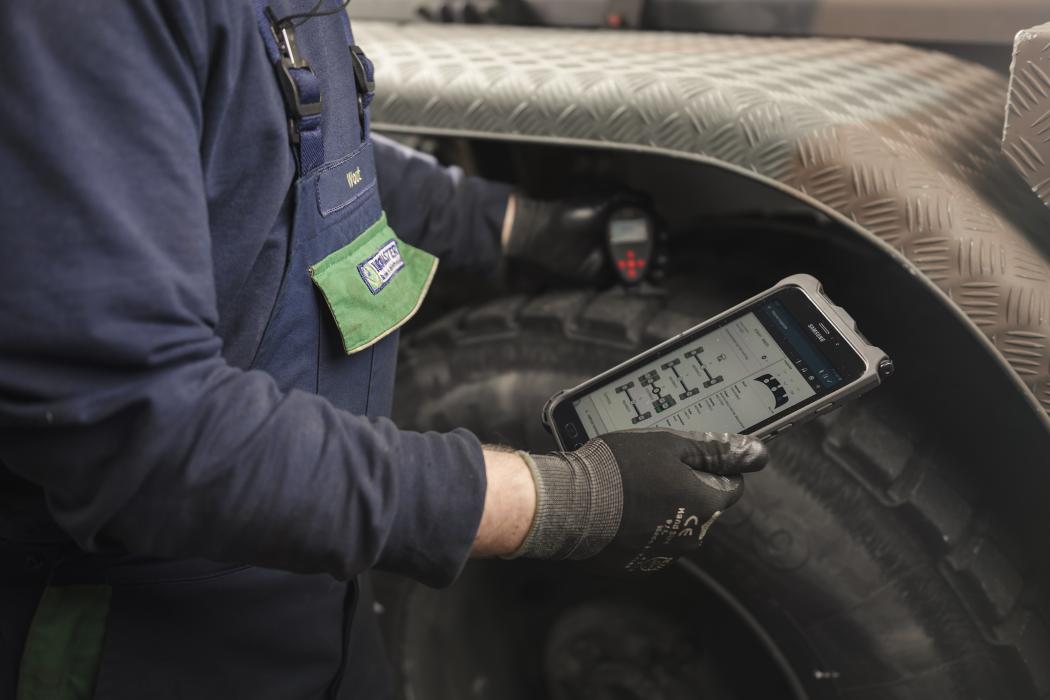 Od teraz wszystkie filie Euromaster oferujące serwis samochodów ciężarowych świadczą również usługi związane z systemami kontroli ciśnienia w oponach (TPMS). | Obraz: Euromaster.