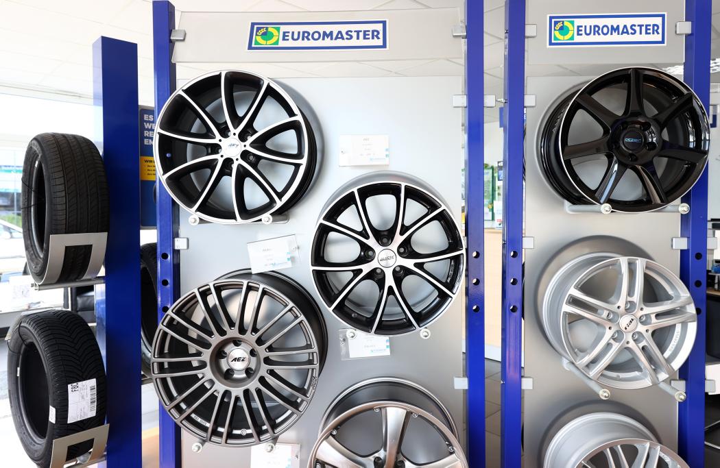 The goods ordered in the new online shop can optionally also be delivered to a Euromaster service branch, where professional assembly can be carried out upon request. | Image: Euromaster