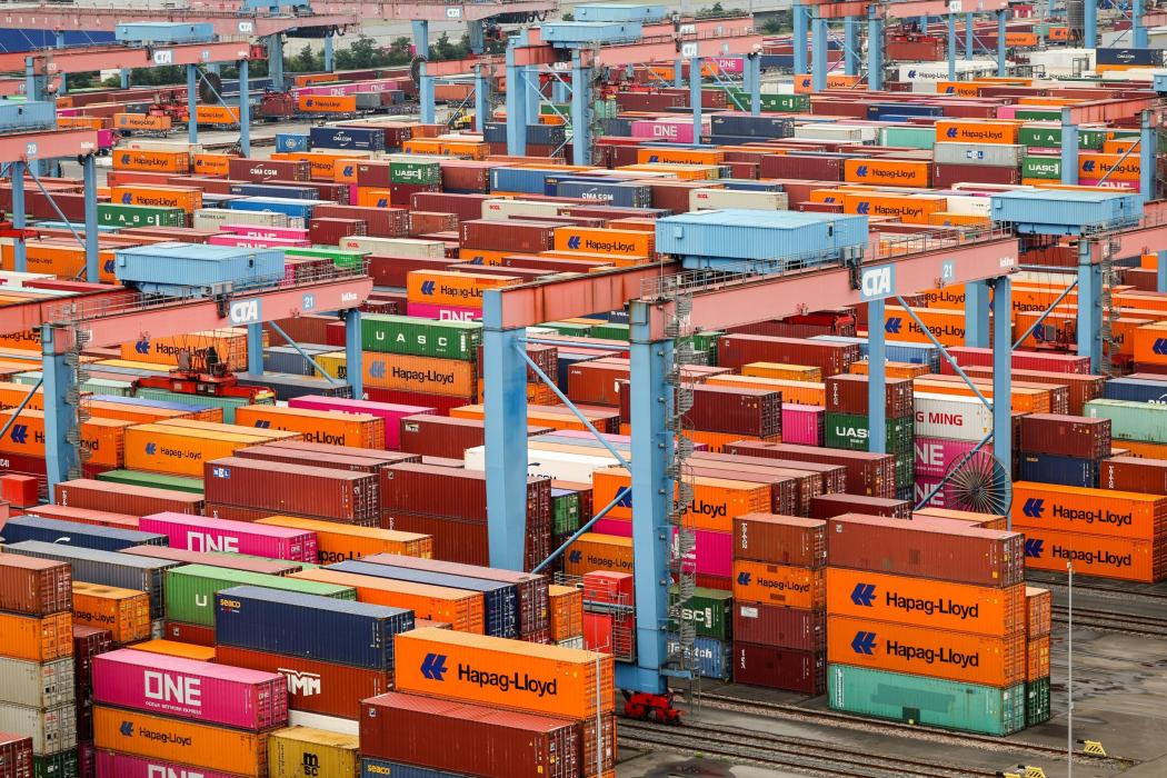 Hamburg: Containers are stored and loaded at the Container Terminal Altenwerder (CTA) of Hamburger Hafen und Logistik AG (HHLA). (Image: Christian Charisius, dpa)