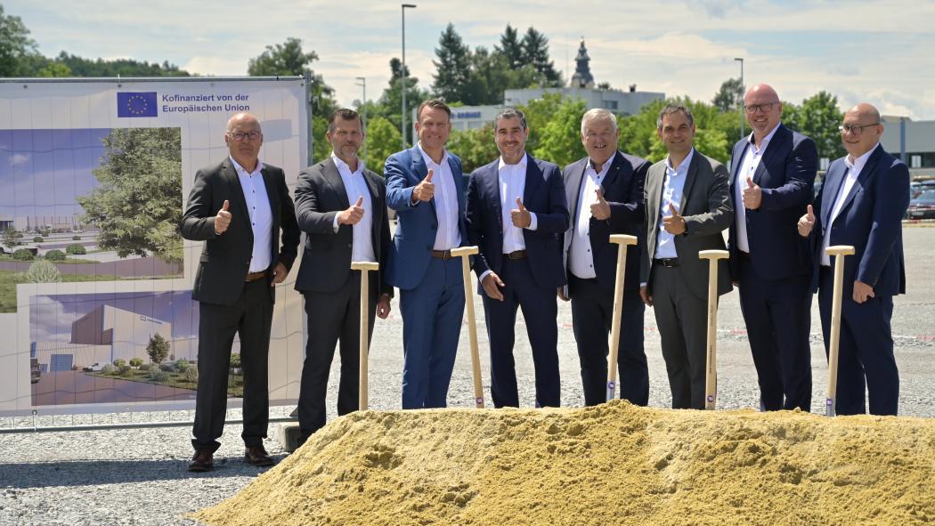 Ceremonial groundbreaking in Aldersbach (from left): Franz-Josef Birkeneder (former plant manager), Gerhard Schwarz (plant manager), Bernd Spies (member of the board of Knorr-Bremse AG), Wolfgang Krinner (managing director of Knorr-Bremse SfN GmbH), Harald Mayrhofer (mayor of Aldersbach), Raimund Kneidinger (district administrator of LK Passau), Thomas König (planning office Schanderl) and Markus Eder (Eder-Bau-GmbH). | Image: Knorr-Bremse.