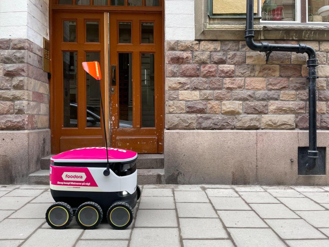 Self-reliant Robo: In Stockholm, foodora is testing the first Starship units for autonomous door delivery. | Photo: foodora