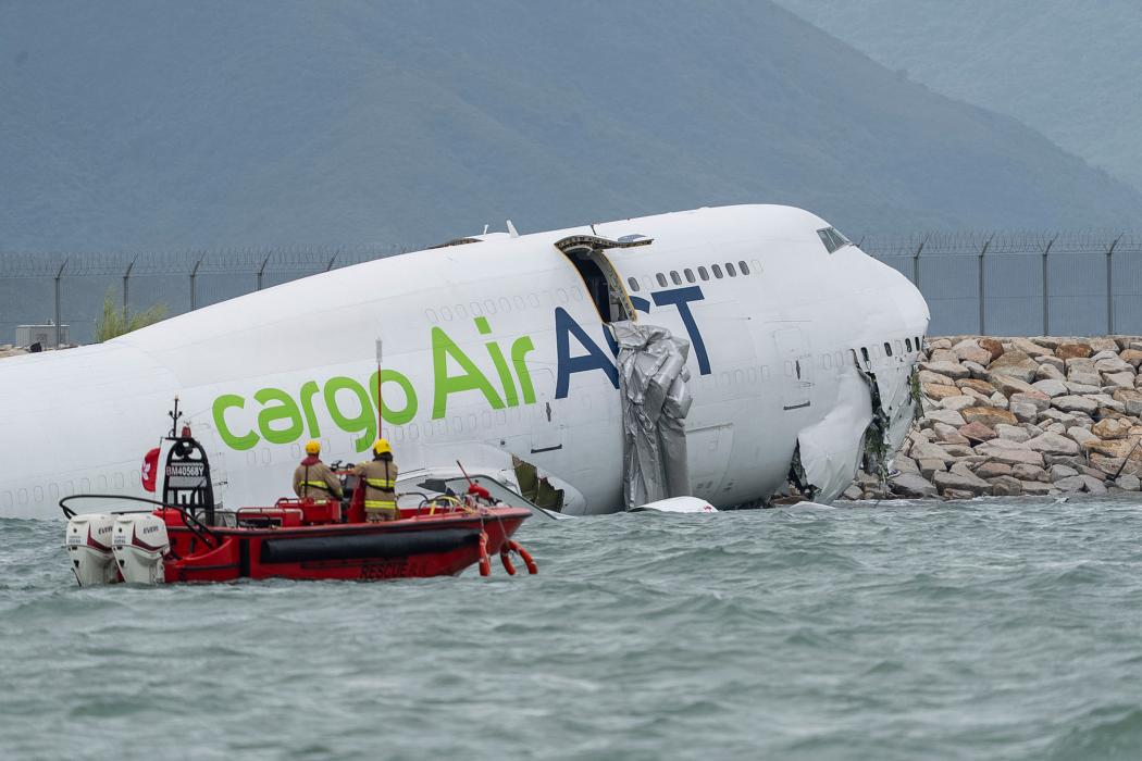 Rescue crews are approaching a cargo aircraft that has veered off the runway at the Hong Kong airport and slid into the sea beyond the runway. A deadly plane crash has occurred at the airport in the megacity of Hong Kong. (Photo: Chan Long Hei/AP/dpa)