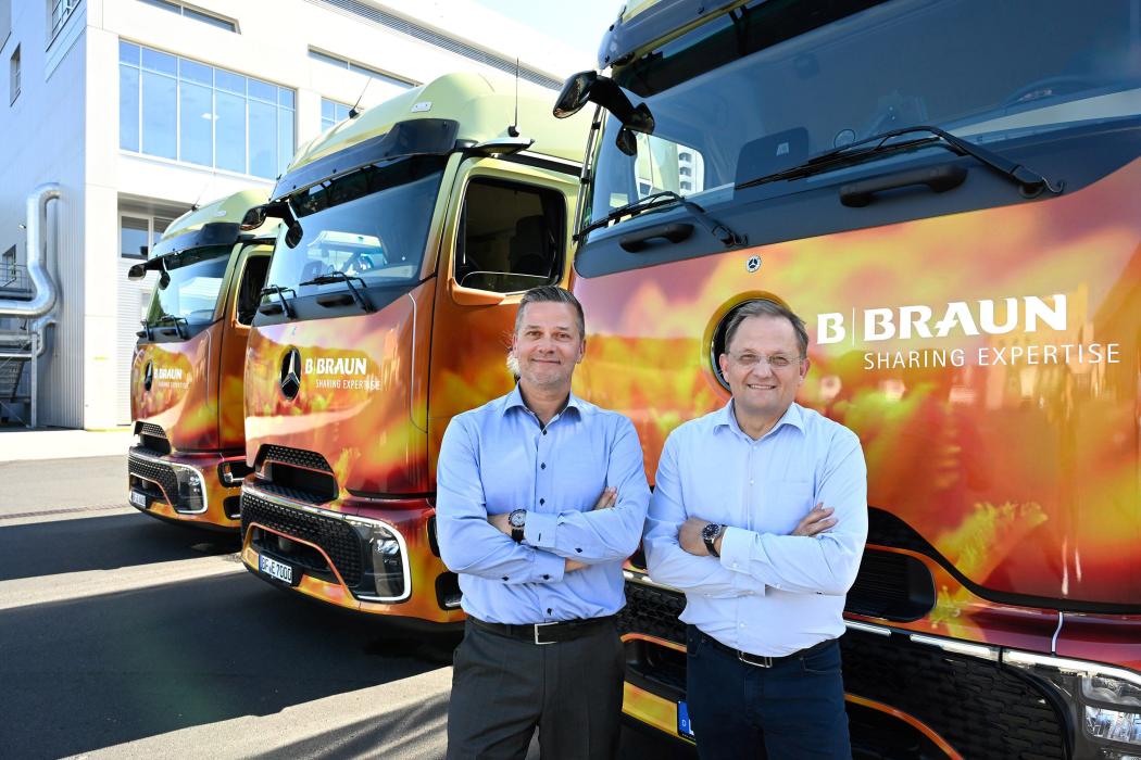 Michael Bähr (left), Director of Finished Good Logistics at B. Braun, and Bernhard Heinrich, Managing Partner of Frigosped GmbH, have been testing three eActros trucks since early July 2025. These cover about 500 kilometers daily in long-distance transport. (Photo: Frigosped)
