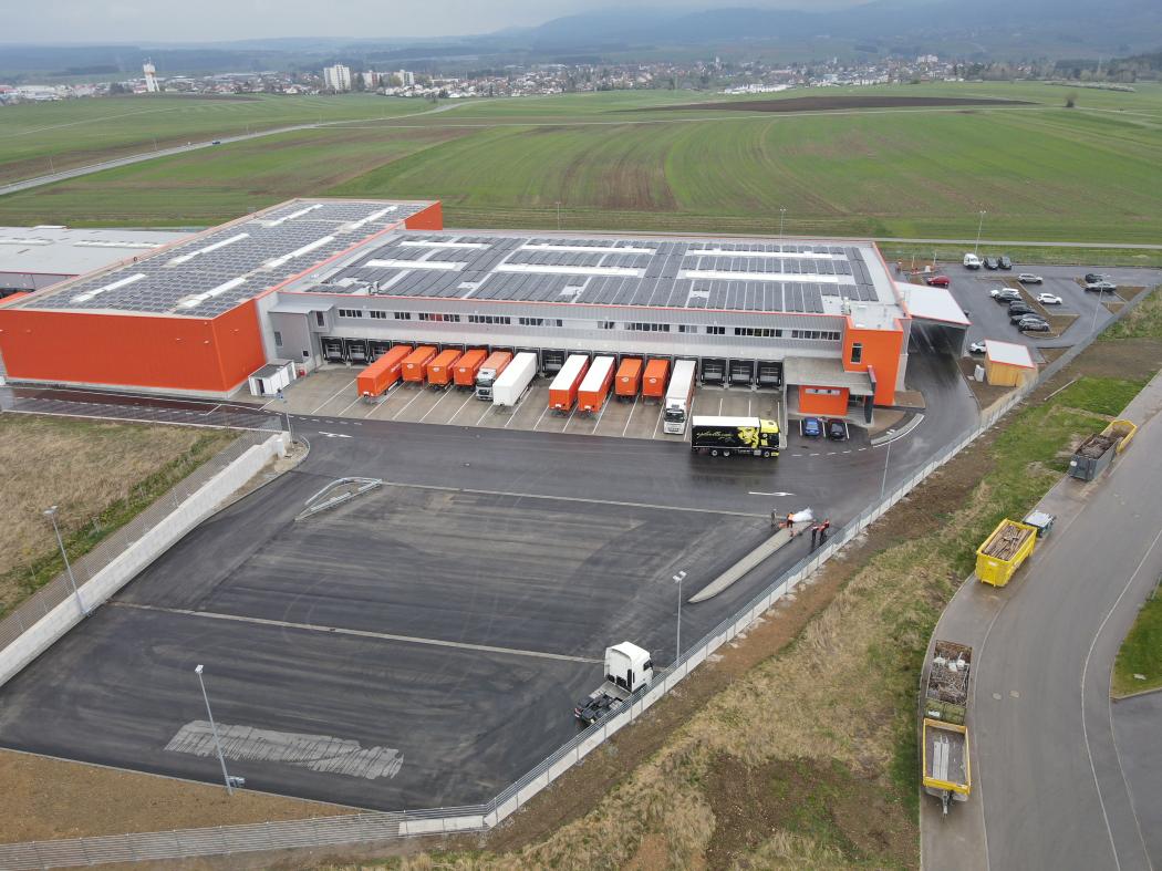 The new 4,000 square meter logistics hall in Aldingen is equipped with a heat pump and a photovoltaic system - the electricity is intended to be used for electrically operated transport vehicles, trucks, and cars, as well as for building climate control. (Photo: Gebrüder Weiss)