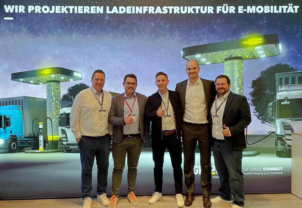 United under power (from left): Mario Wellmann (Head of Sales at Spirii), Tim Görts (Director General Mobility DACH & CEE at UTA Edenred), Torben Jöns (Authorized Representative GP JOULE CONNECT), Dr. Carl Phillip Tüllmann-de Lima and Phillip Elwin (both GP JOULE CONNECT) are pleased about the cooperation. | Photo: GP JOULE
