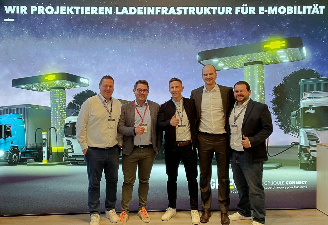 (v.li.) Mario Wellmann (Jefe de Ventas en Spirii), Tim Görts (Director General de Movilidad DACH &amp; CEE en UTA Edenred), Torben Jöns (Apoderado GP Joule Connect), Dr. Carl Phillip Tüllmann-de Lima y Phillip Elwin (ambos de GP Joule Connect) se alegran de la colaboración. (Foto: GP Joule