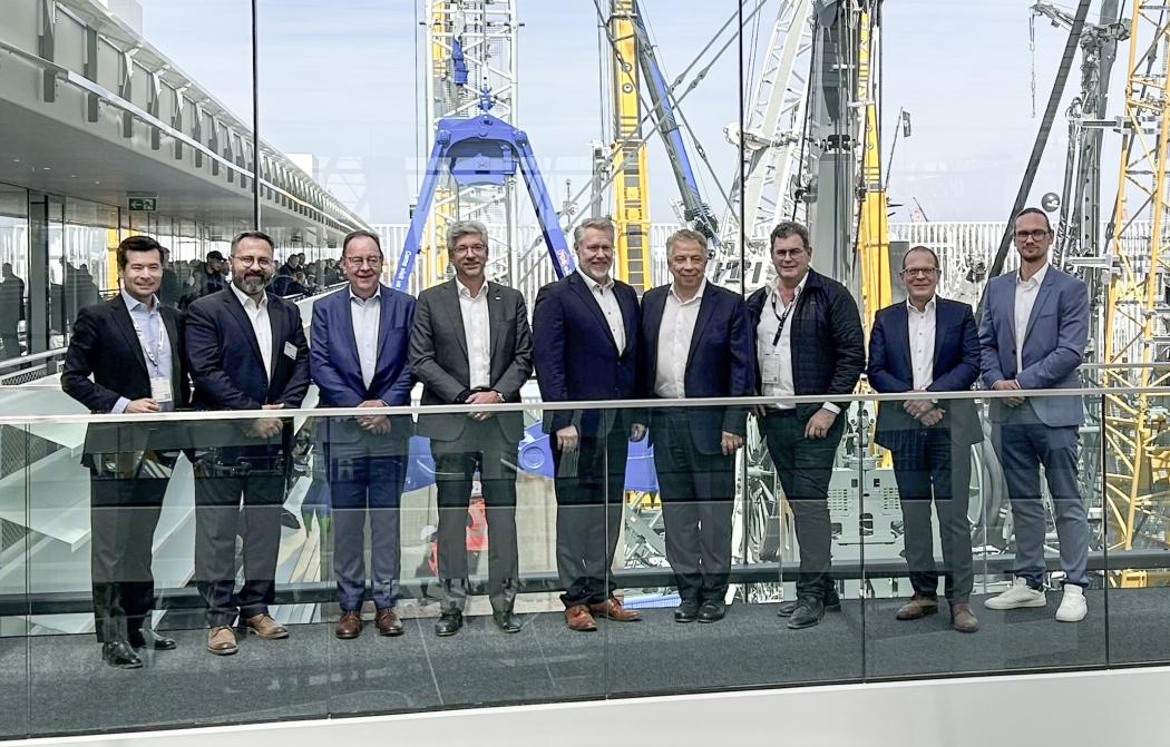 Liebherr y SSI Schäfer en la bauma 2025 (de izquierda a derecha): Hirohito Imakoji (Liebherr Logistics USA), Joerg Ströbele (Liebherr-Logistics), Andreas Oy (SSI Schäfer), Mauro Lunardelli (SSI Schäfer), Kilian Ribhegge (Liebherr-Logistics), Peter Edelmann (SSI Schäfer Gruppe), Robert Ebenhoch (Liebherr-Purchasing Services GmbH), Martin Barth (Liebherr-Logistics), Sebastian Goetz (Liebherr-Logistics) | Imagen: Liebherr