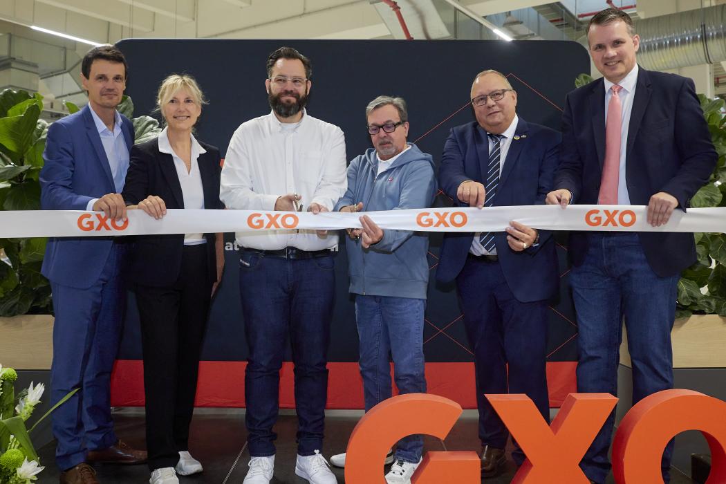 Ribbon-cutting ceremony at the Levi Strauss distribution center in Dorsten (from left): Eric Rougié (GXO); Corinna Refsgaard (GXO); Oliver Kraftsik (GXO), Terry Norman (Levi Strauss & Co), Josef Hovenjürgen, Ministry of Homeland, Municipal Affairs, Building and Digitization; Tobias Stockhoff, Mayor of the City of Dorsten. (Photo: GXO Logistics)