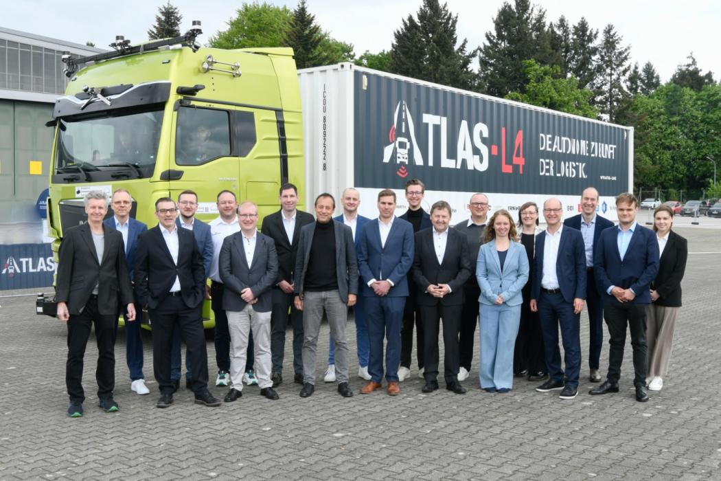 Representantes de los doce socios del proyecto ATLAS-L4 en el evento de clausura en Penzing con Ernst Stöckl-Pukall, jefe de la sección de «Digitalización e Industria 4.0» en el Ministerio Federal de Economía (primera fila, segundo desde la derecha) y Georg Grüneißl, jefe de estrategia de producto y planificación de MAN Truck &amp; Bus, como representante del líder del consorcio del proyecto (primera fila, en el centro). (Foto: Consorcio ATLAS-L4)