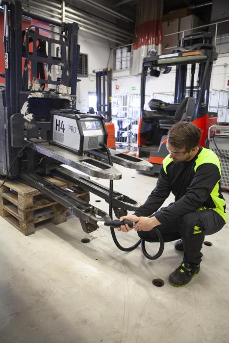 Also to be seen at Nufam 2025: the handy, mobile induction heater for quick operations, H4PRO, weighs 13 kilograms and can be operated for up to 60 minutes. | Image: Josam.