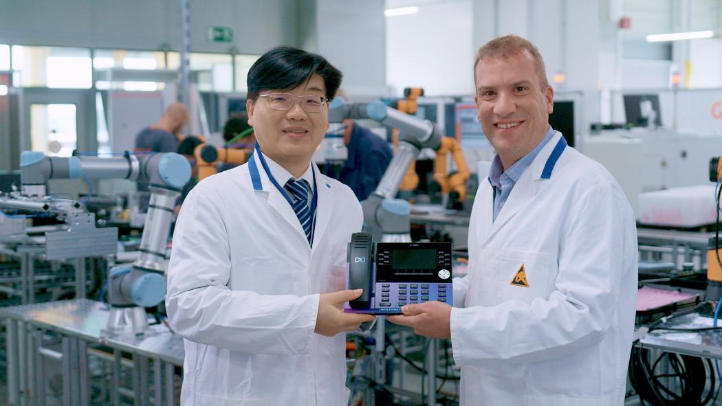 Mitel will have its IP phones manufactured in the future by Gigaset in Bocholt. Hillson Cheung, President of Telecommunication Products at VTech, the parent company of Gigaset (left), and Martin Bitzinger, Senior Vice President, Product Management at Mitel. (Photo: Mitel)