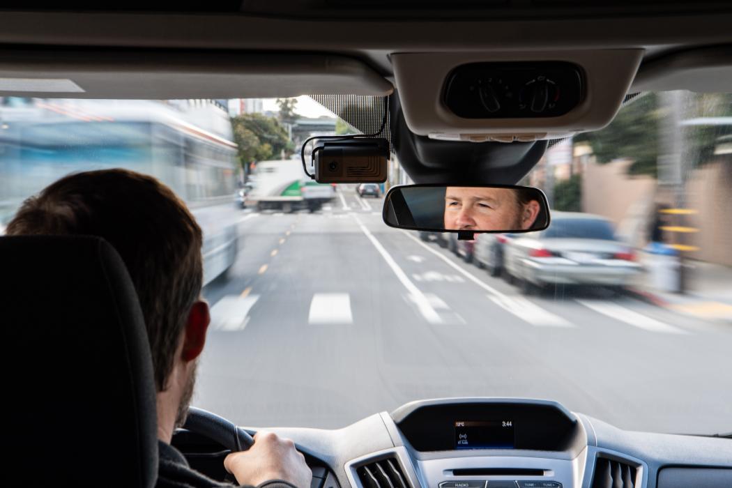 En un seminario web gratuito del periódico Transport en colaboración con Samsara, aprenderá cómo, mediante el uso de cámaras de tablero impulsadas por IA y análisis de datos, se pueden identificar y evitar riesgos antes de que se conviertan en costos significativos. | Imagen: Samsara