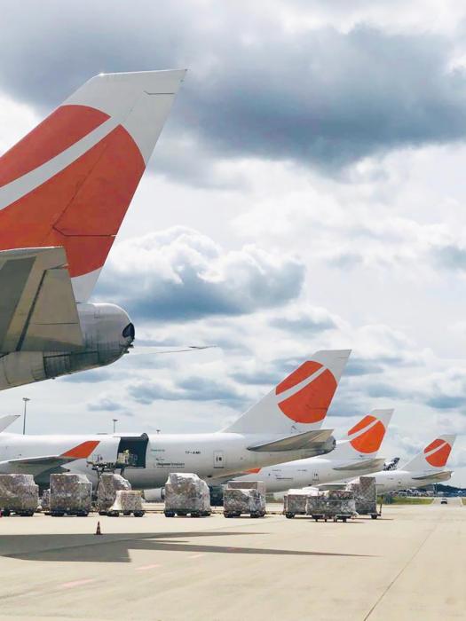 Ready for the next round: Magma freighter on the ground, containers ready for loading. (Photo: Magma Aviation)