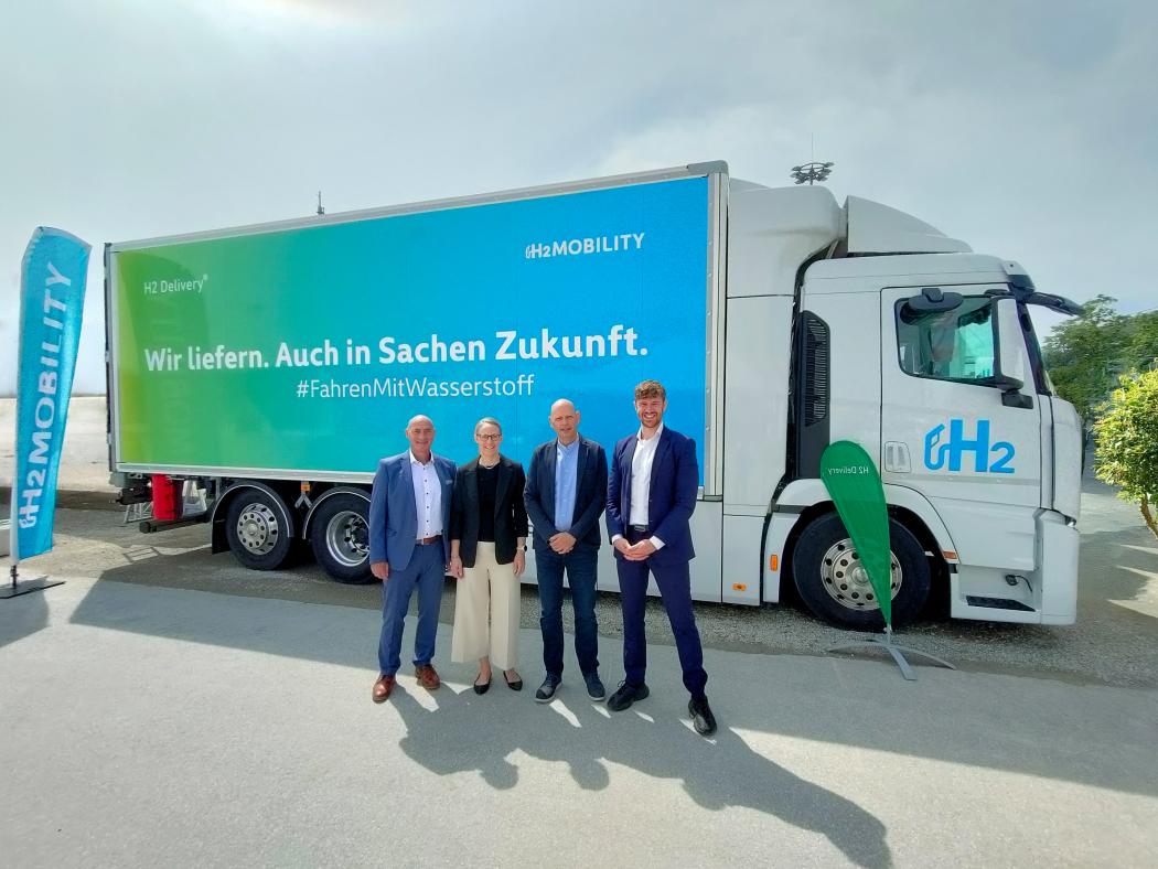 Dans l'image (de g. à d.) : Axel Remplewski (Directeur général de Hoyer Global Gas Logistics), Anna Krüger (Responsable des ventes Global Gas Logistics du groupe Hoyer), Frank Fronzke (Directeur général et COO de H2 Mobility) et Eike Diercks (Responsable approvisionnement et logistique H2 de H2 Mobility). Photo : Hoyer Group