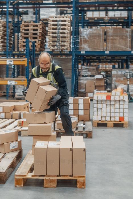 Mała firma spedycyjna stawia na pasywny egzoszkielet BionicBack firmy Htrius. (Foto: Htrius)