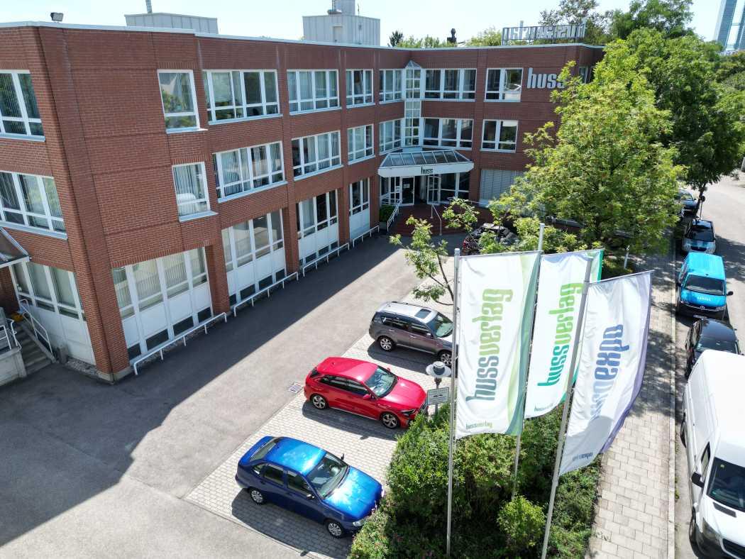 Depuis de modestes débuts, est née une maison de médias B2B influente : Depuis 1975, HUSS-VERLAG accompagne avec des médias spécialisés, des prix et des événements la transformation de la logistique, du transport et de la mobilité. (Photo : HUSS-VERLAG)