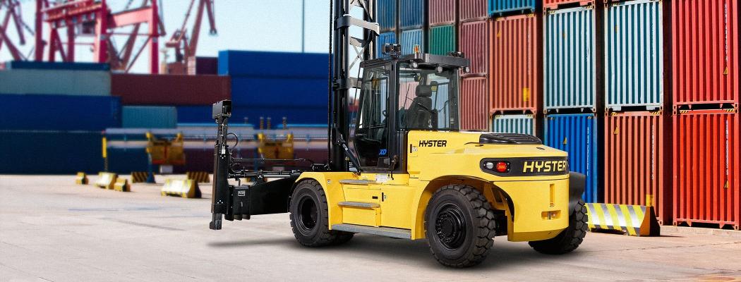 The new Hyster forklifts of the J6-7XD-EC3/4 series with lithium-ion batteries are suitable for heavy-duty use in container handling. (Photo: Hyster)