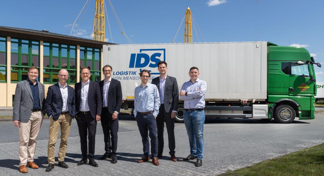 Contract signing in Rheine (from left to right): Tim Bittner and Dr. Michael Bargl (both Managing Directors of IDS), Philipp, Benedikt, Johannes, and Lukas Lohmöller (all Managing Directors of LSL Lohmöller) as well as Andreas Neudachin (Head of Forwarding LSL Lohmöller). (Photo: LSL Lohmöller)