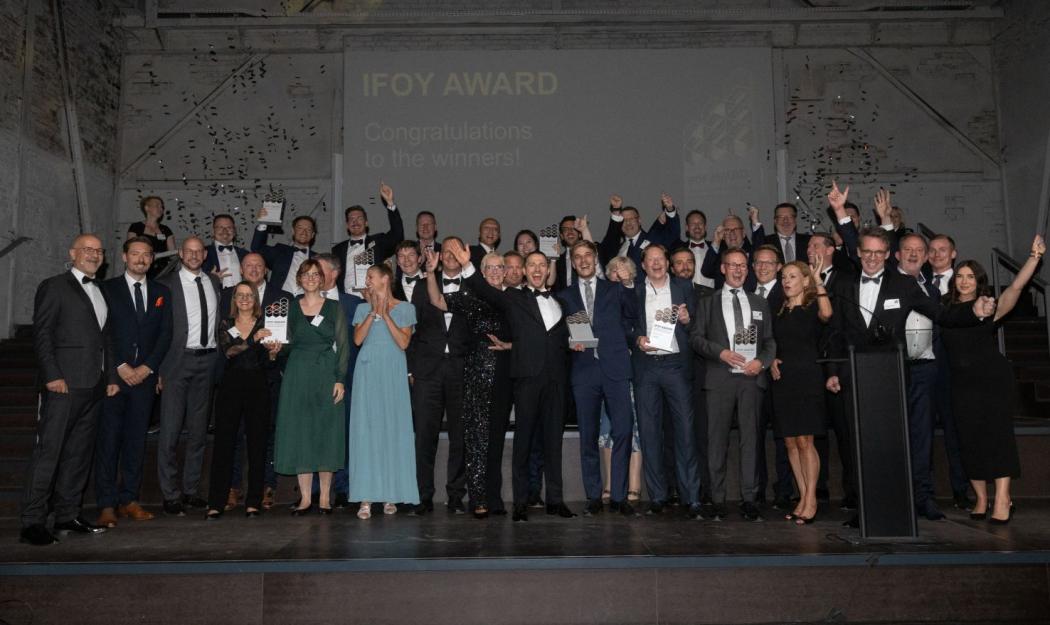 This is what winners look like: Celebration of the IFOY AWARD 2025 winners on stage at the Phoenix des Lumières in Dortmund. (Photo: IFOY AWARD / Frank Elschner)