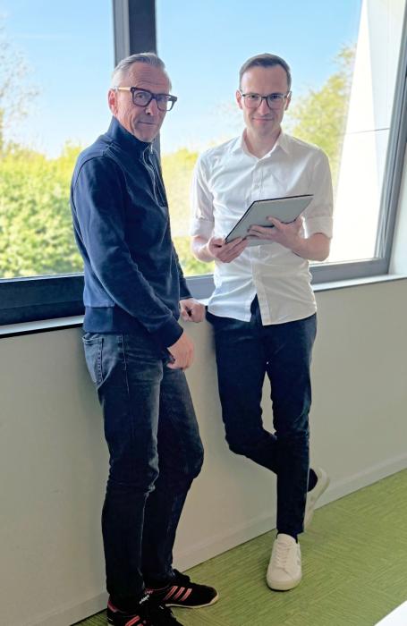 Trabajan juntos en una gestión de siniestros digital para Frigosped: Holger Piesche (izq.), propietario de Intertaxexpert Gutachtenmanagement/myschaden24) y Mario Kaiser, jefe del departamento central de Gestión de Flotas, Frigosped. (Foto: Frigosped)