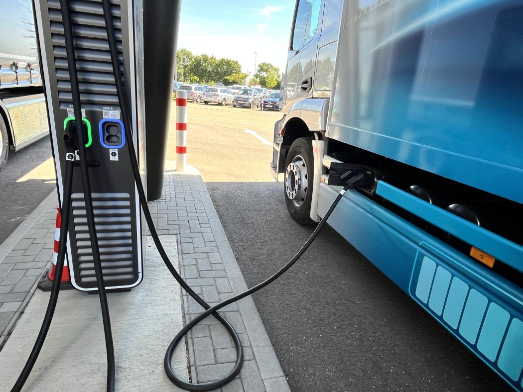 Elektryfikacja w transporcie towarowym: Wiele przedsiębiorstw logistycznych inwestuje w technologie oparte na energii elektrycznej - od e-ciężarówek po infrastrukturę chłodniczą. (Foto: C. Harttmann)