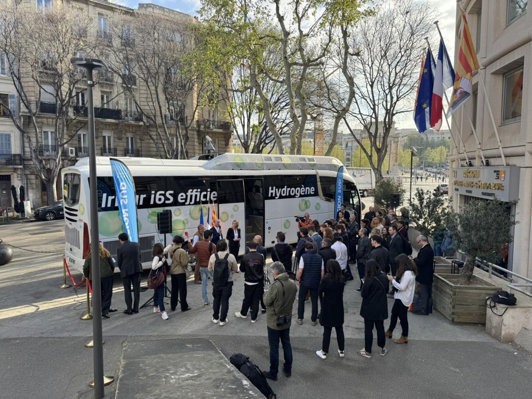 The hydrogen-powered coach Irizar i6S Efficient Hydrogen successfully completed a round trip between Ormaiztegi, the company's headquarters, and the city of Briançon in the French Alps. The total distance covered was 2,500 km. | Image: Irizar.