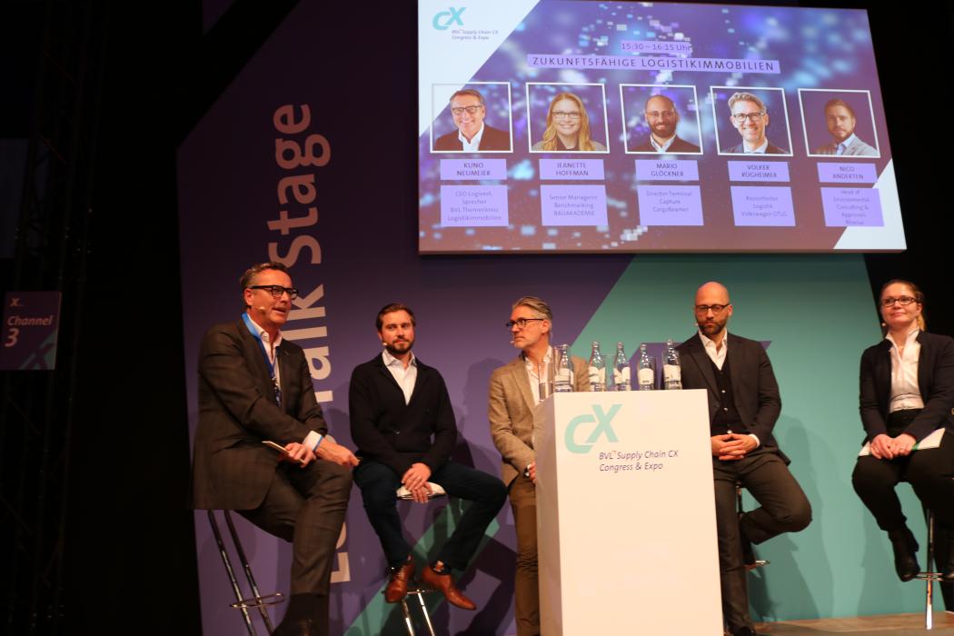 Nico Anderten (second from the left), Head of Environmental Consulting & Approvals at Rhenus, announced at the BVL Supply Chain CX 2025 the publication of Sheet 3 on water protection, as part of the guidelines for fire protection for the uniform storage of lithium-ion batteries. (Photo: Gunnar Knüpffer)